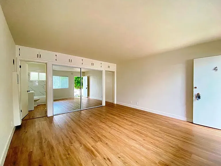 1002 S Barrington Ave #4 — Photo 1