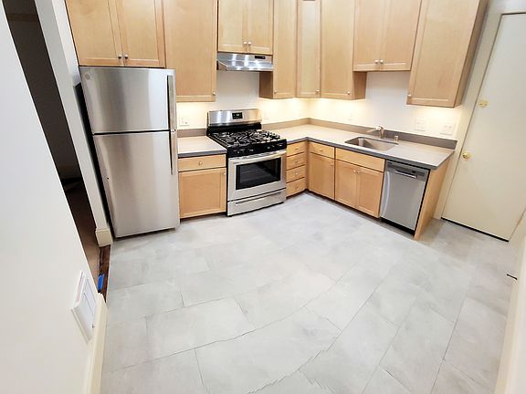 2nd image of 1875 Oak St APT 1