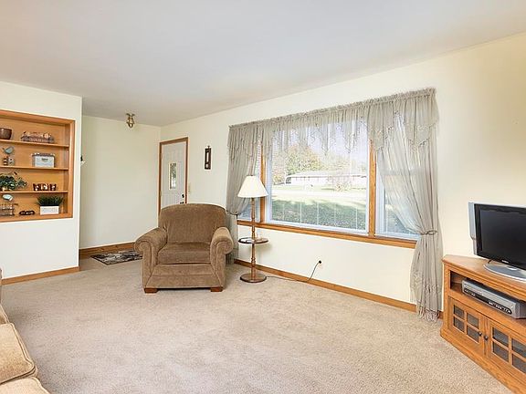 3rd image of 5711 Vienna Dr