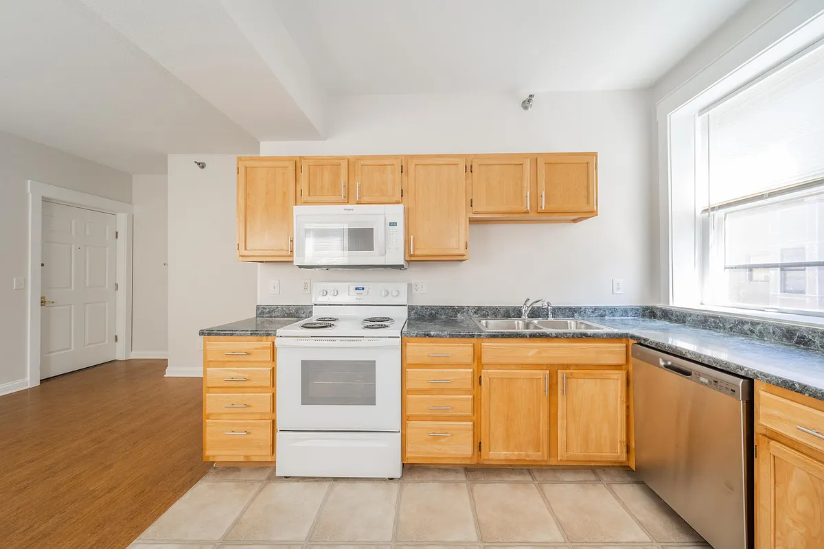 Building Photo - 234 E 9th St #202