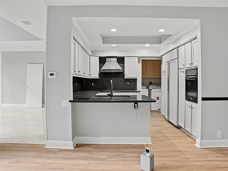 102 Litchfield Ln — Photo 9