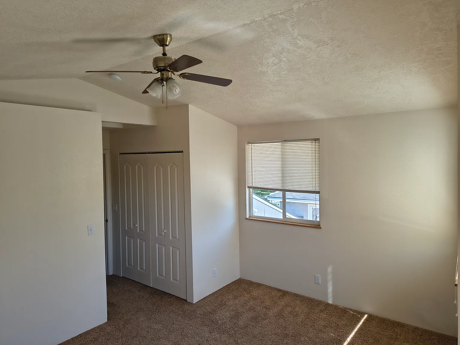 3 bed, 1200 sqft, $1,900 — Photo 2