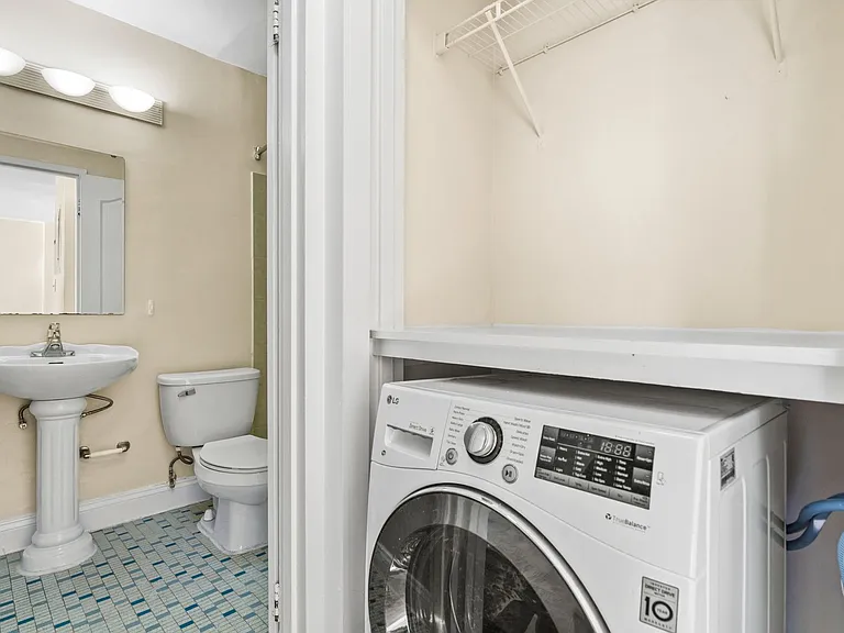 Park East Apartments — Photo 42