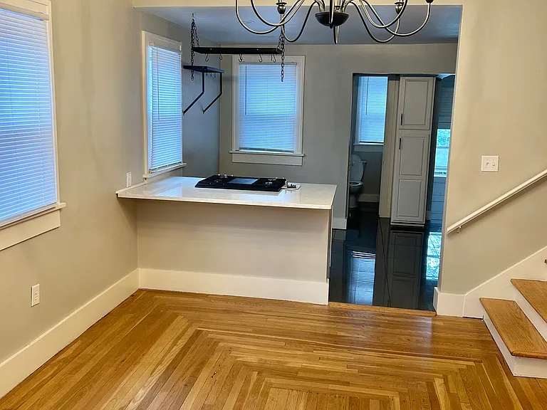 1015 W Franklin Ave — Photo 9
