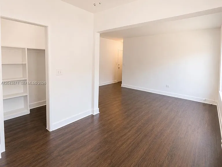 322 NE 25th St #12 — Photo 2