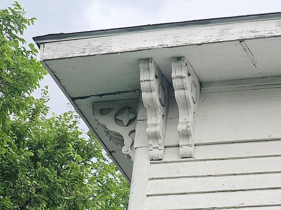 4th image of 204 S Elm St