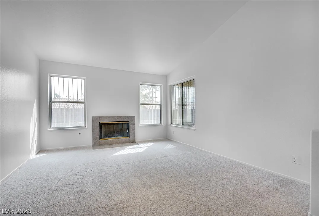 3 bed, 2.0 bath, 1405 sqft, $2,550 — Photo 2