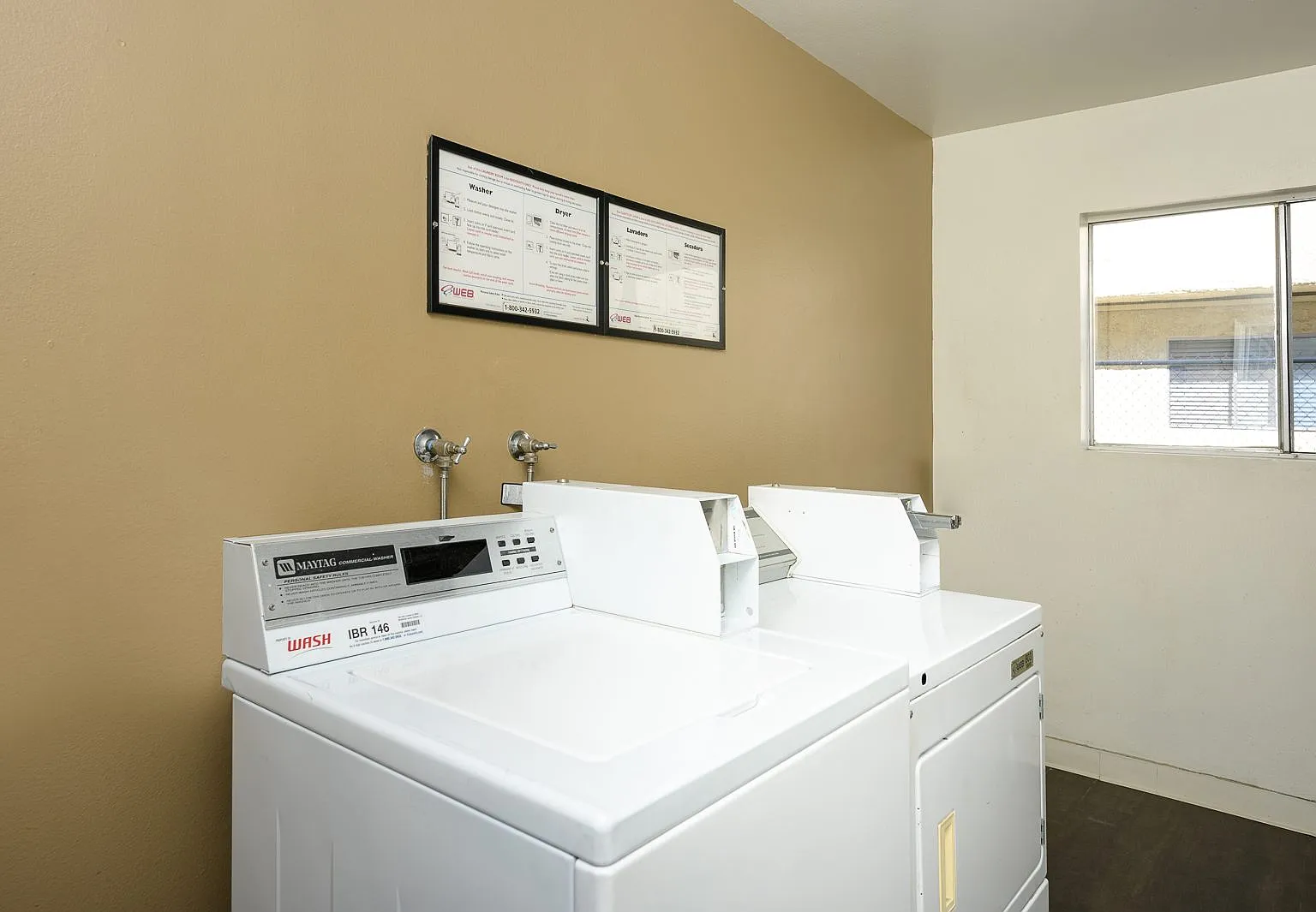 Whitsett Courtyard Apartments — Photo 4