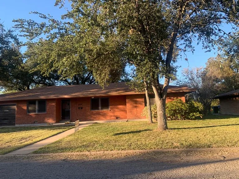 805 Schallert Dr — Photo 1