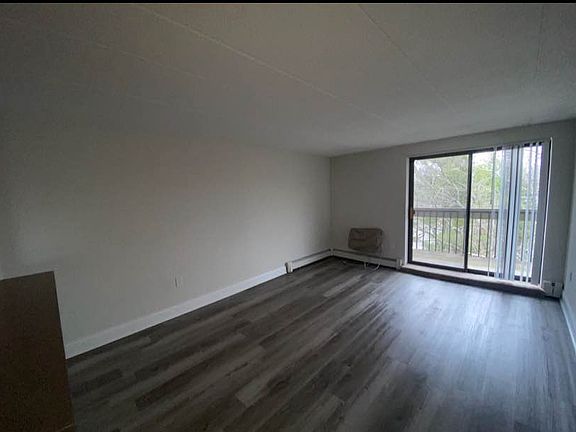 3rd image of 961 Southern Artery #3
