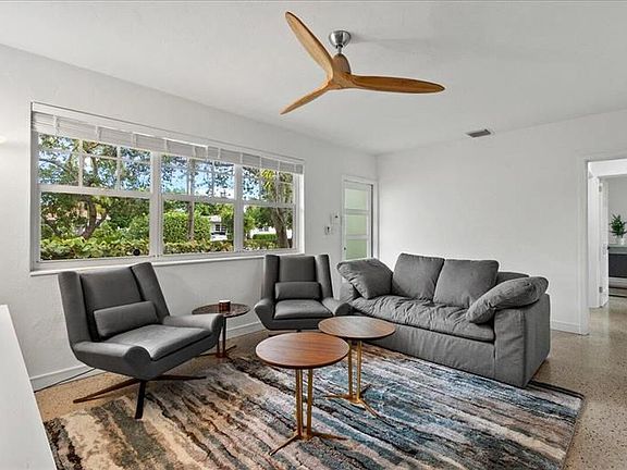 4th image of 376 Winters St
