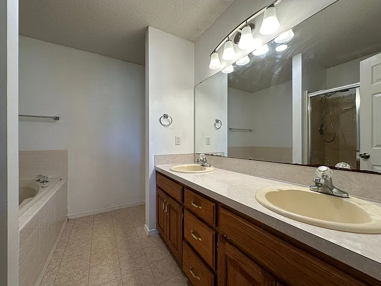 2713 S 87th Dr — Photo 16