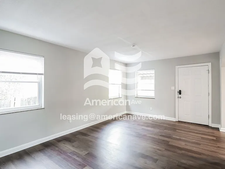 1386001_004_wm_-_living_room_13083775.jpg