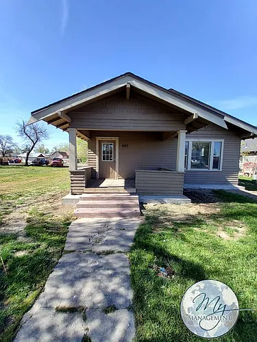 627 Main Ave W Photo 1