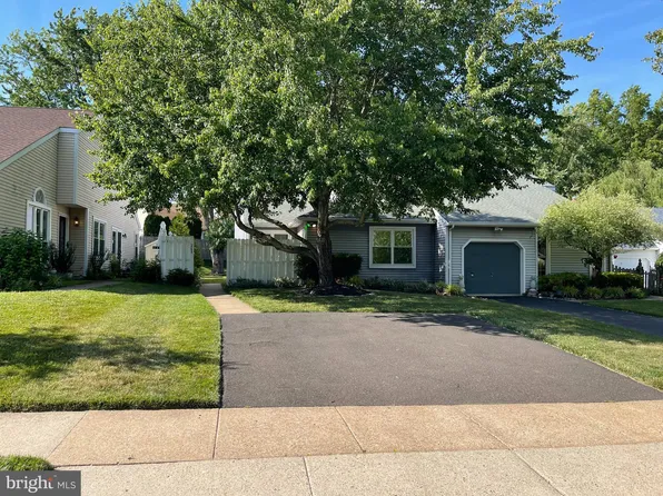 269 Woodstream Ct, Langhorne, PA 19047