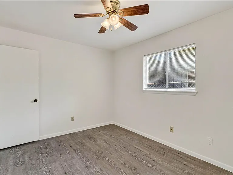 1622 La Joya St — Photo 32
