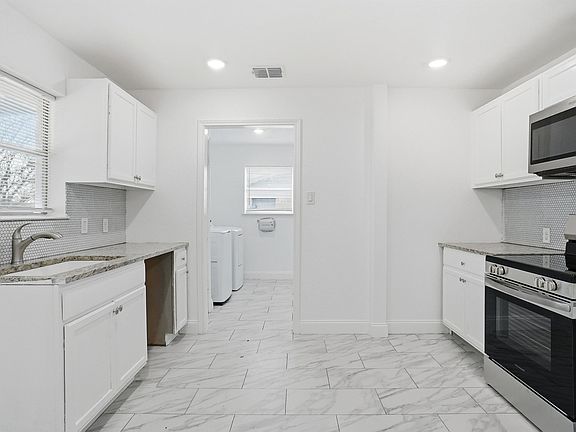 5th image of 3822 Calgary Ct E
