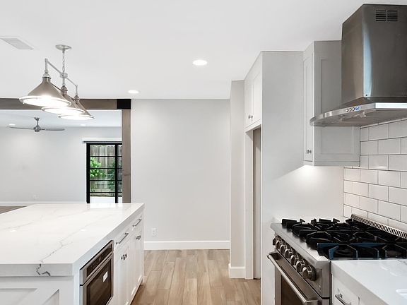 4th image of 1589 Redlands Pl #B