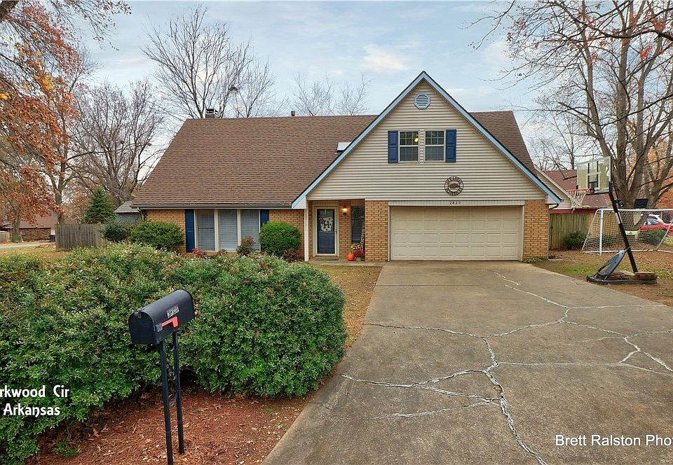 1st image of 2823 Parkwood Cir