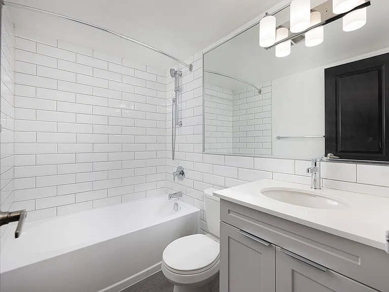 3122 Hurontario St — Photo 6