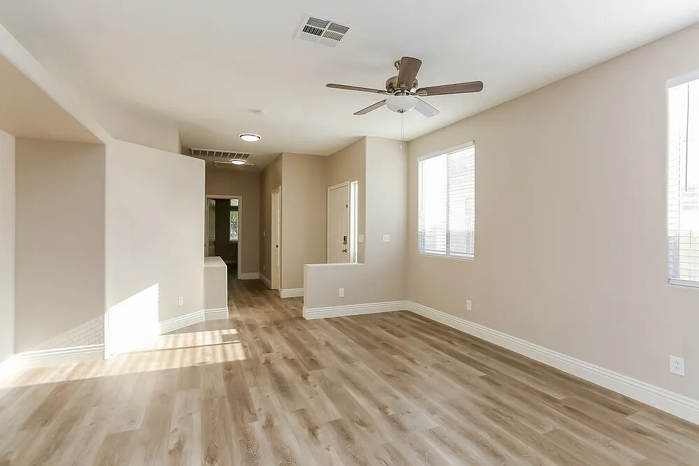 3 bed, 2.0 bath, 1305 sqft, $2,135 — Photo 4