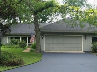 9 Henneberry Ln, Golf, IL 60029