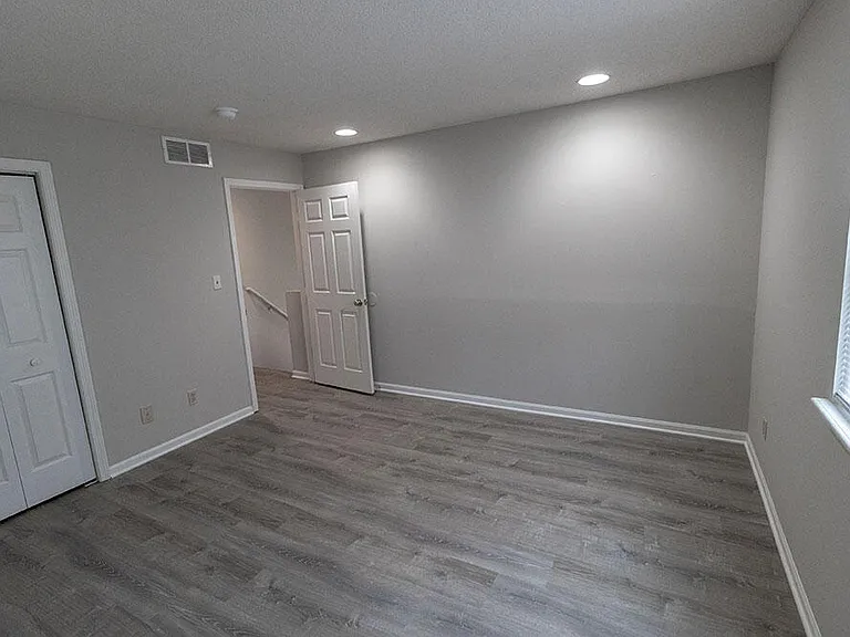 1913 Greenleaves Ct — Photo 24
