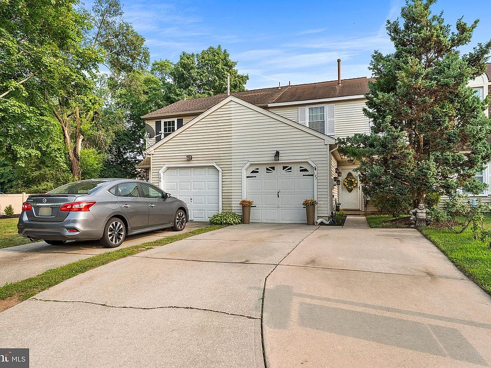 1st image of 107 River Bank Dr