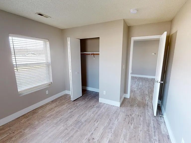 1201 S Hutchins Ave — Photo 12