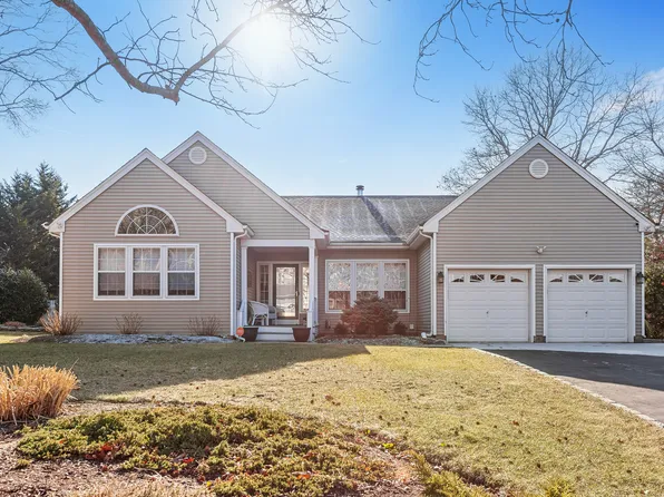 2 Wood Hollow Dr, Westhampton, NY 11977