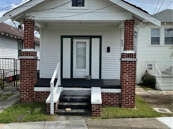 209 Governor Hall St, Gretna, LA 70053