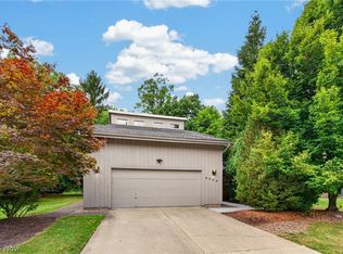 3960 Orangewood Dr, Beachwood, OH 44122