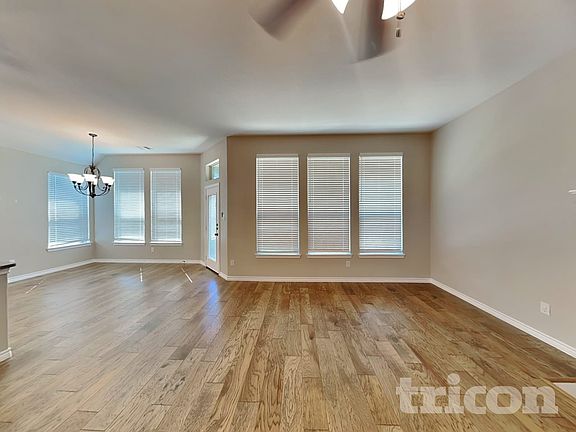 4th image of 330 Abbott Ln