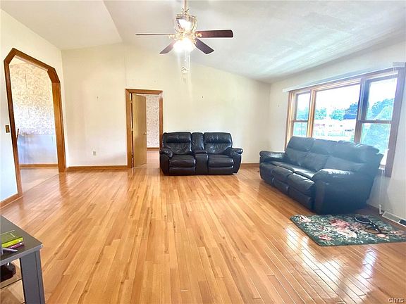 4th image of 4 Hillcrest Dr