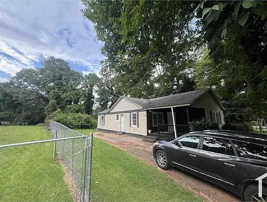 3 bed, 2150 sqft, $1,900 — Photo 2