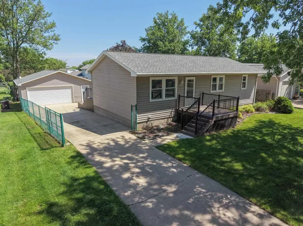 206 Spruce Hills Dr, Cedar Falls, IA 50613