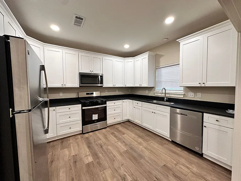 1005 E 29th St — Photo 15