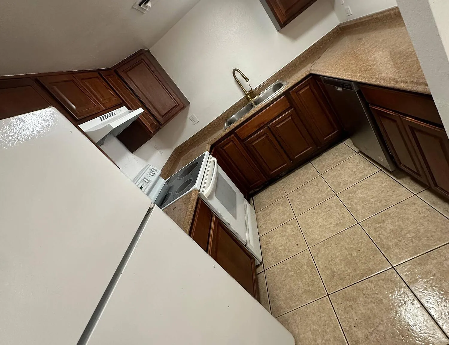 3 bed, 2.0 bath, 957 sqft, $1,700 — Photo 3
