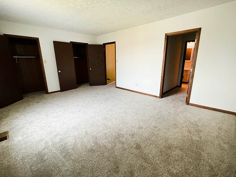 Crestbrook Apartments & Townhomes — Photo 54