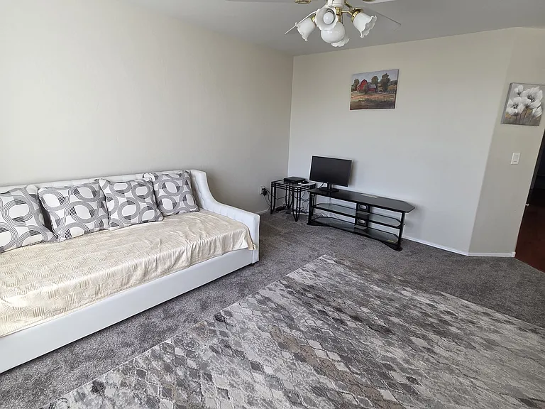 1015 E Irma Ln — Photo 21