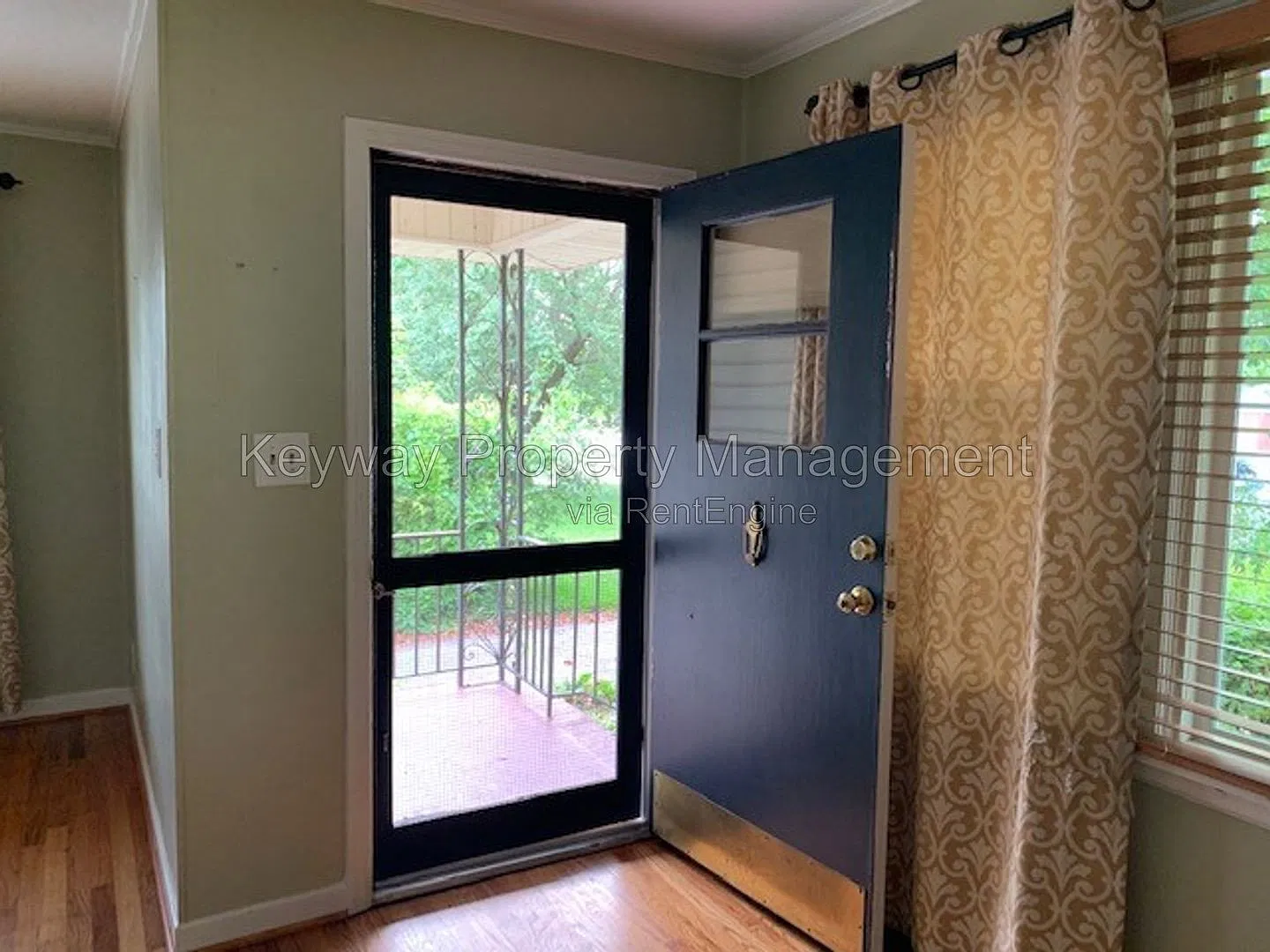 3 bed, 1.0 bath, 1328 sqft, $1,385 — Photo 2