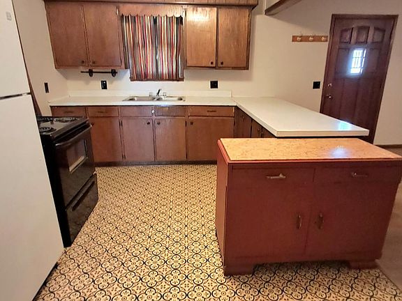 5th image of 900 Mineral St