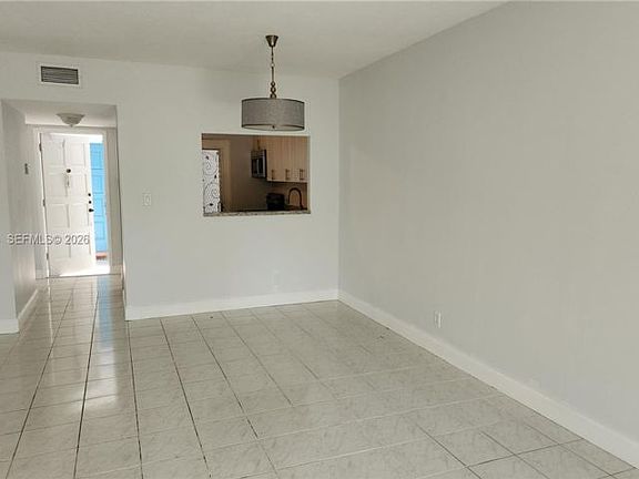 5th image of 114-981 Hillcrest Ct #114