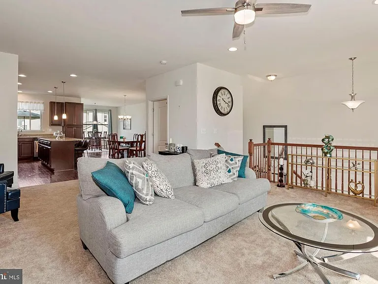 944 Basswood Dr — Photo 2