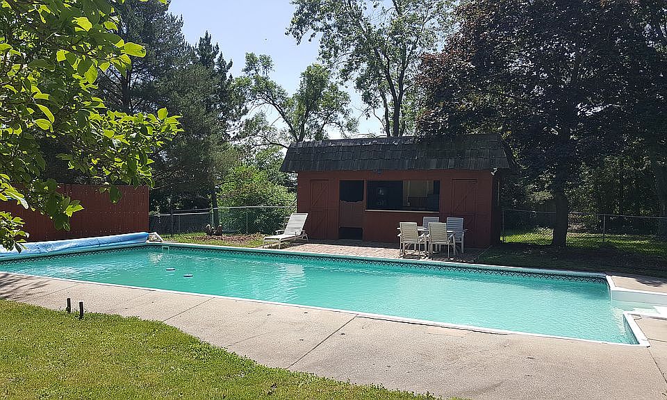 In ground pool & pool house
