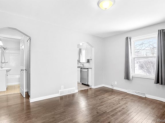 4th image of 15223 Allen Rd