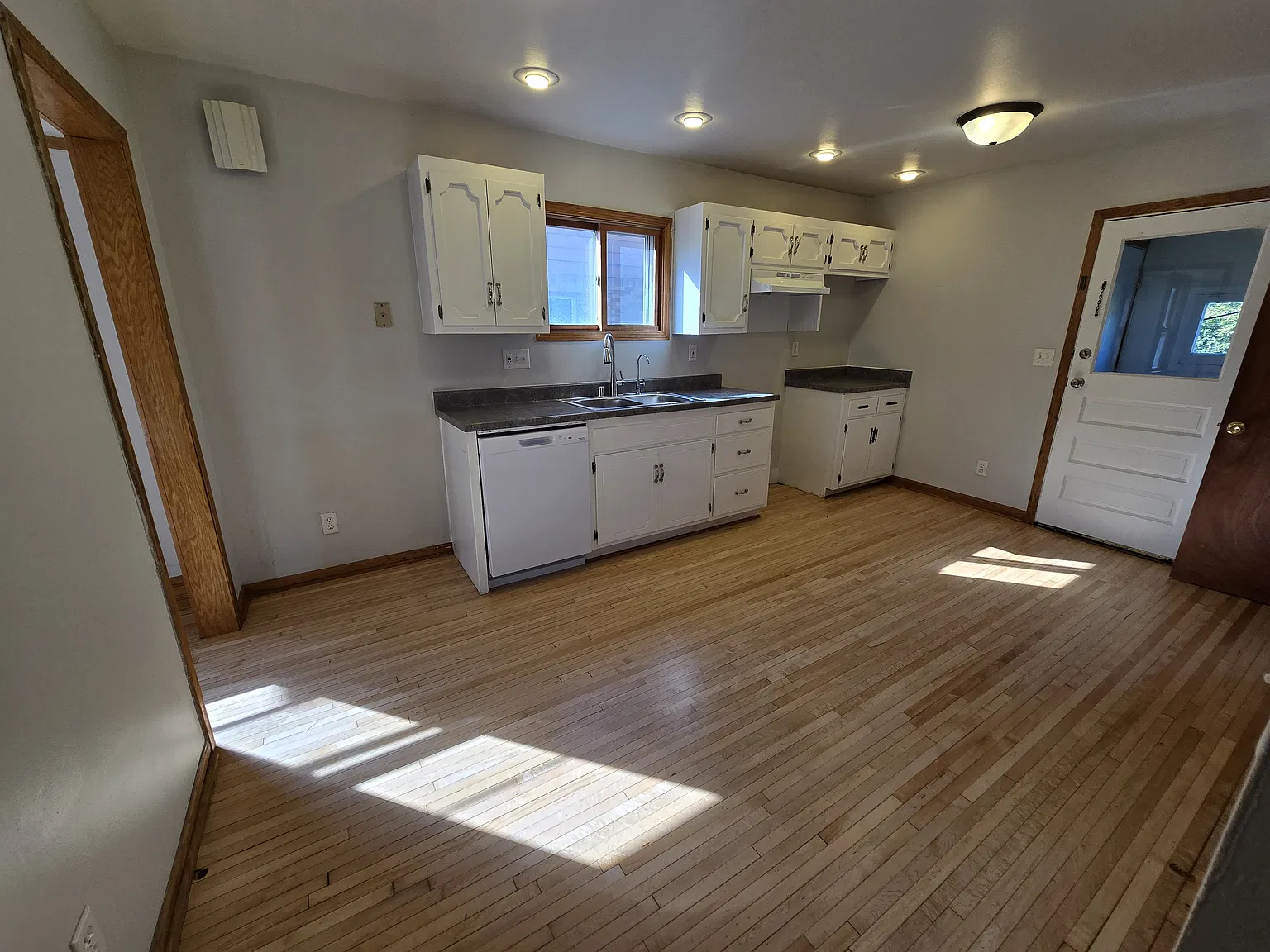 3 bed, 1012 sqft, $1,700 — Photo 3