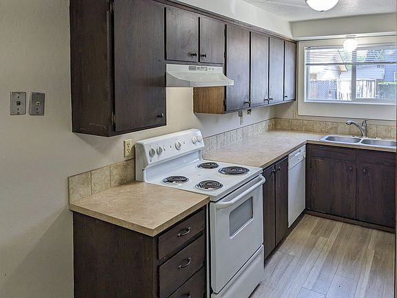 3rd image of 1001-1007 Ring St NE