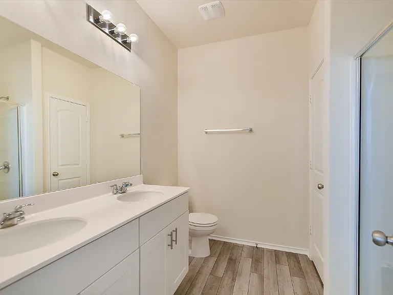 216 The Duke Dr — Photo 14