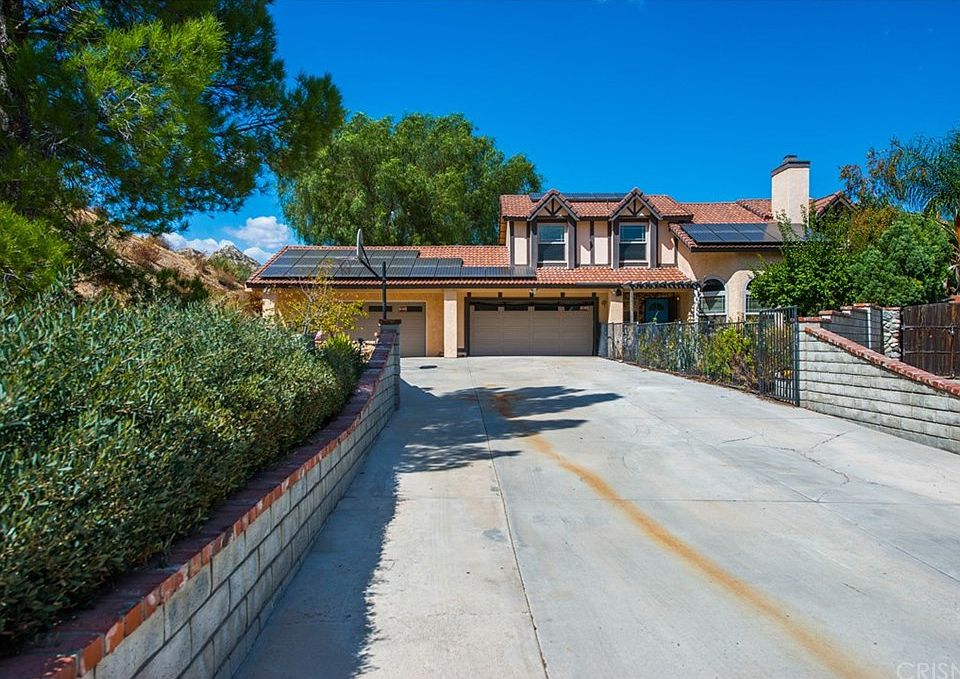 1st image of 15255 Oleander Ct